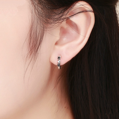 Boucles d’Oreilles Créoles Coeurs en argent 925 plaqué or blanc avec zircons noirs - Photo 2