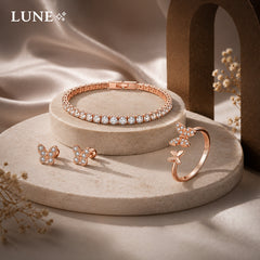 Coffret "Romance Infinie" : Parure Rose et Cœurs avec Bague, Collier, Bracelet Tennis et Boucles d'Oreilles.
