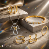 Coffret Bijoux "Élégance Totale" : Collier Ange, Bracelet Tennis, Bague Éternité et Set de Boucles d'Oreilles.