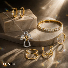 Coffret Bijoux "Élégance Totale" : Collier Ange, Bracelet Tennis, Bague Éternité et Set de Boucles d'Oreilles.