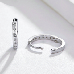 Boucles d’Oreilles Créoles Brillants en argent 925 plaqué or blanc avec zircons blancs - Photo 4