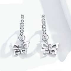 Boucles papillons argentées