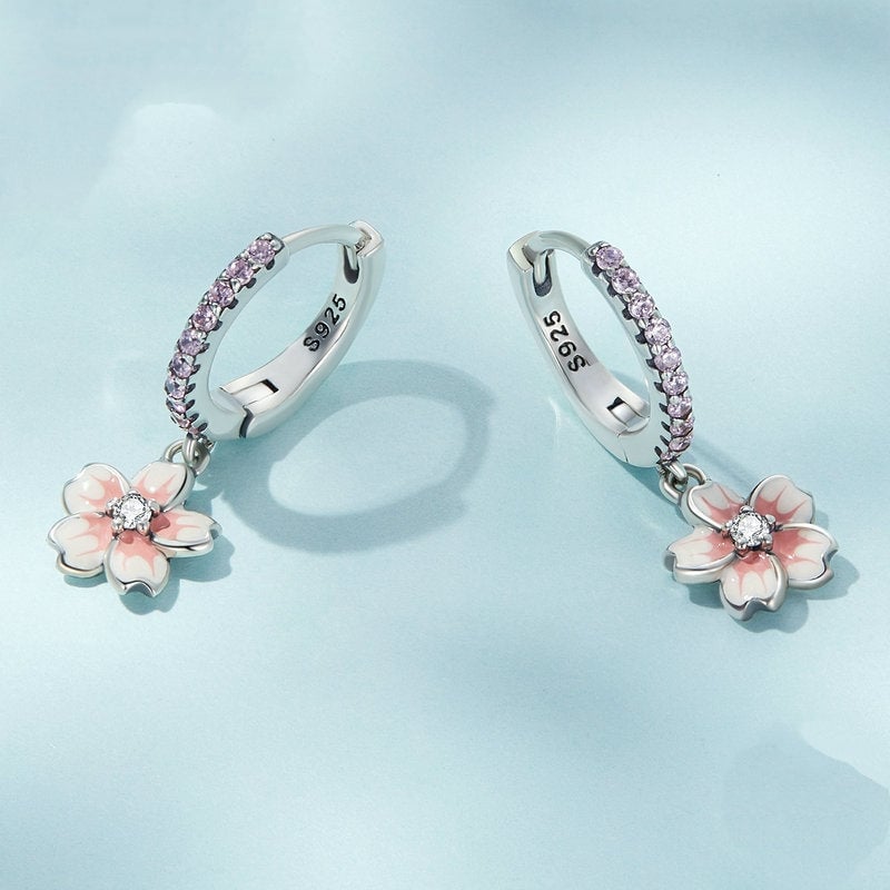 Boucles d’Oreilles Créoles Pendentif Fleurs en argent 925 plaqué or blanc émaillé rose avec zircons roses - Photo 4