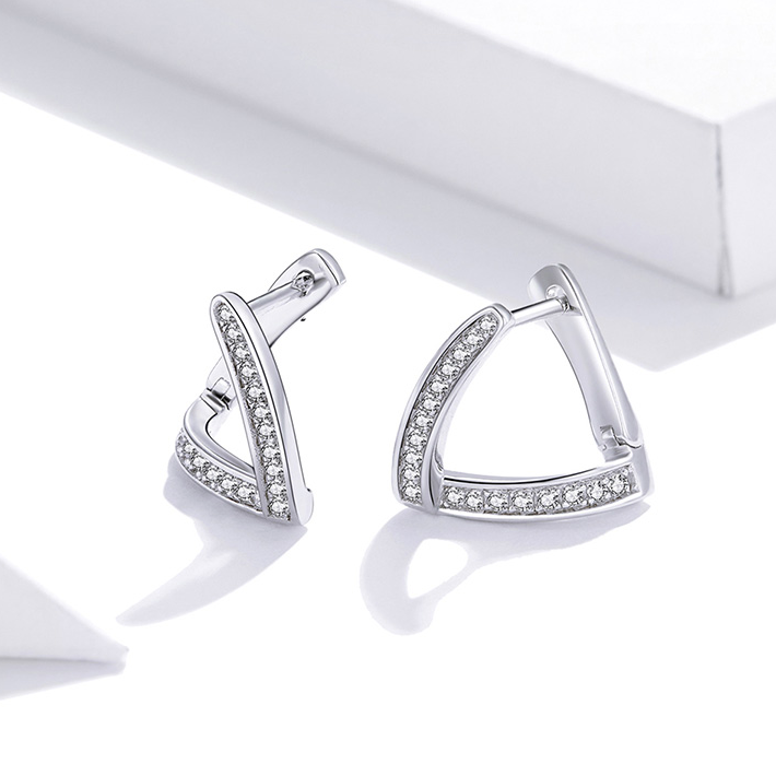 Boucles d’Oreilles Créoles Triangle en argent 925 plaqué or blanc avec zircons blancs - Photo 4