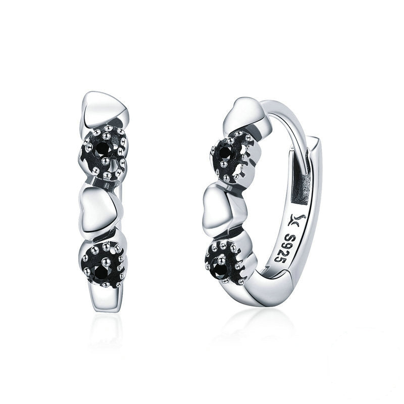 Boucles d’Oreilles Créoles Coeurs en argent 925 plaqué or blanc avec zircons noirs
