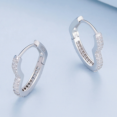 Boucles d’Oreilles Créoles Coeurs en argent 925 plaqué or blanc avec zircons blancs - Photo 3