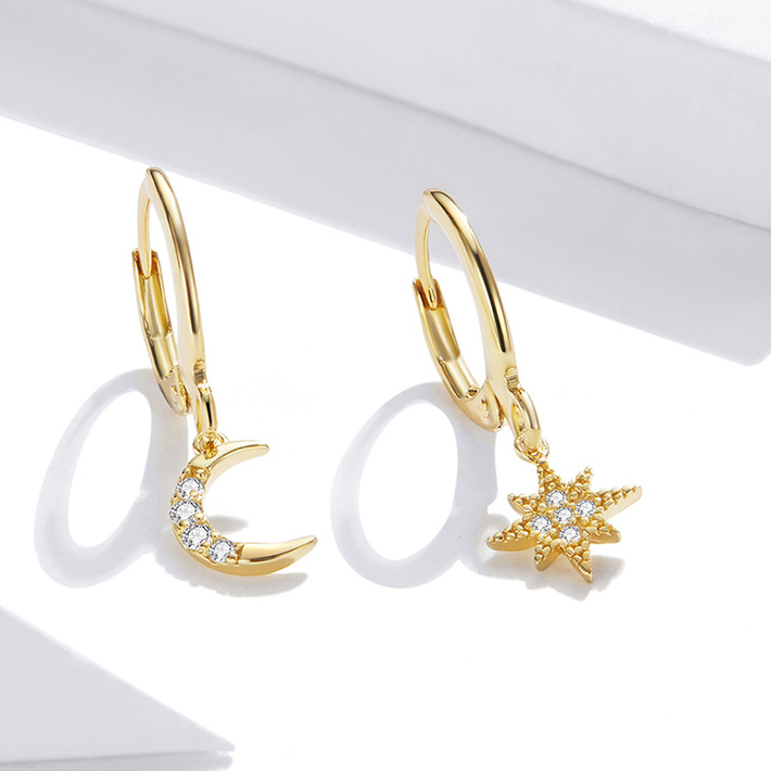 Boucles d'Oreilles Créoles Pendentif Lune et Étoile - Image 5