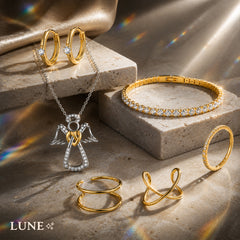 Coffret Bijoux "Élégance Totale" : Collier Ange, Bracelet Tennis, Bague Éternité et Set de Boucles d'Oreilles.