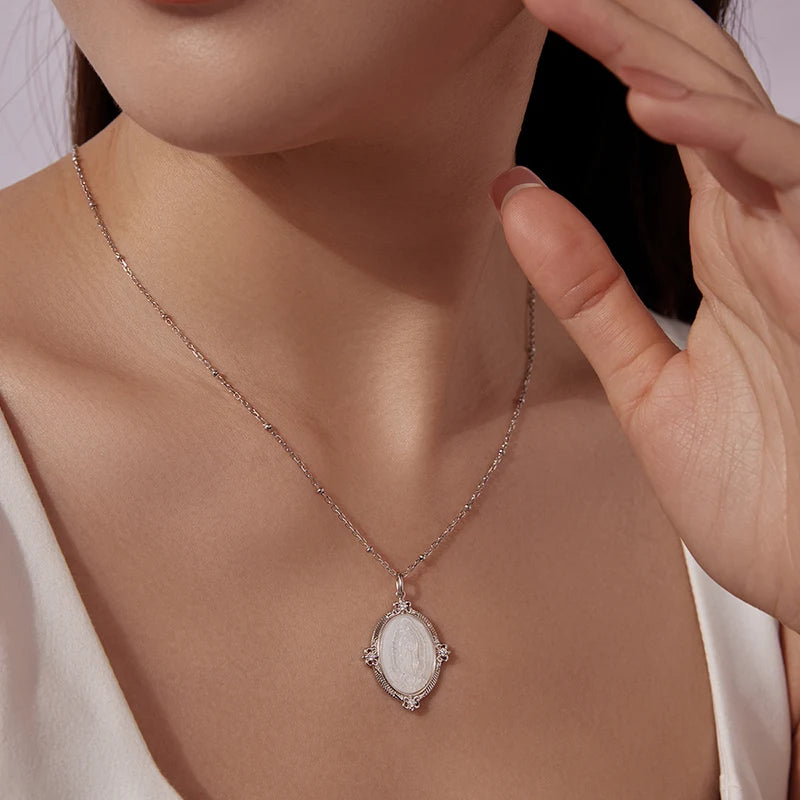 Collier Vierge Marie Nacre Blanche en Argent 925