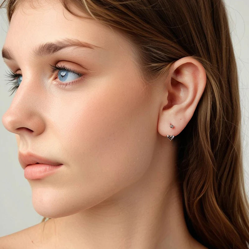 Boucles d'Oreilles Puces Cœur Portées à l'Envers en Argent 925