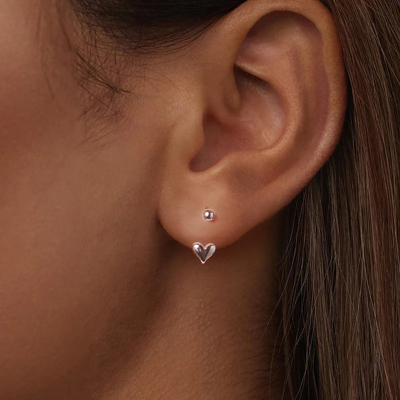 Boucles d'Oreilles Puces Cœur Portées à l'Envers en Argent 925