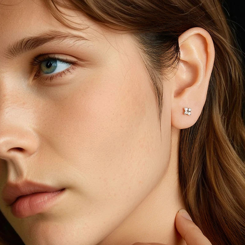 Boucles d'Oreilles Puces Trèfle Moissanite en Argent 925 avec Certificat
