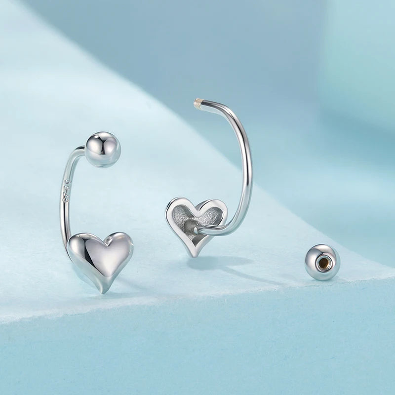 Boucles d'Oreilles Puces Cœur Portées à l'Envers en Argent 925
