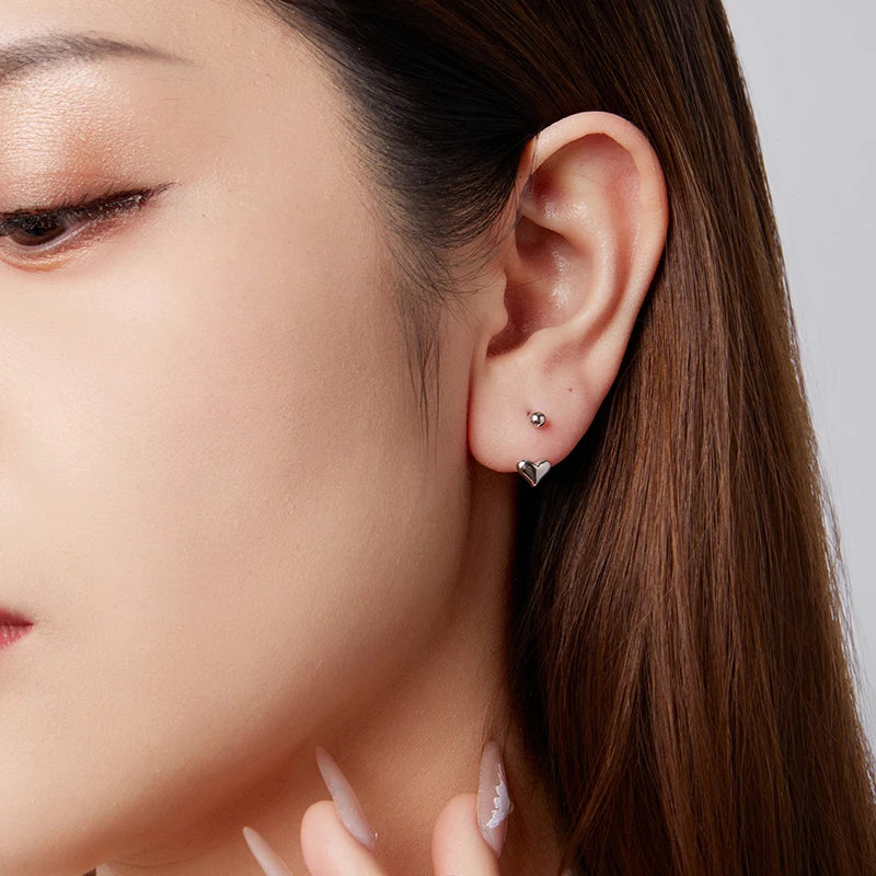 Boucles d'Oreilles Puces Cœur Portées à l'Envers en Argent 925