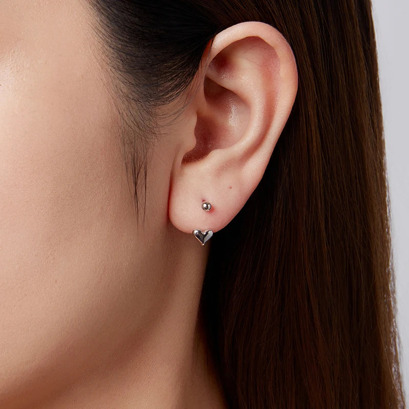 Boucles d'Oreilles Puces Cœur Portées à l'Envers en Argent 925