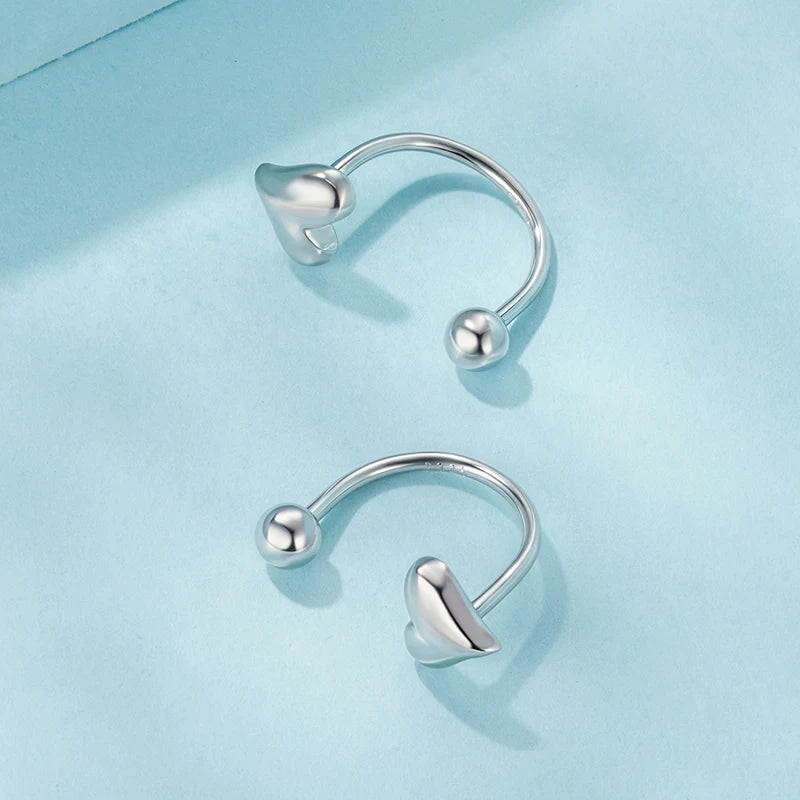 Boucles d'Oreilles Puces Cœur Portées à l'Envers en Argent 925