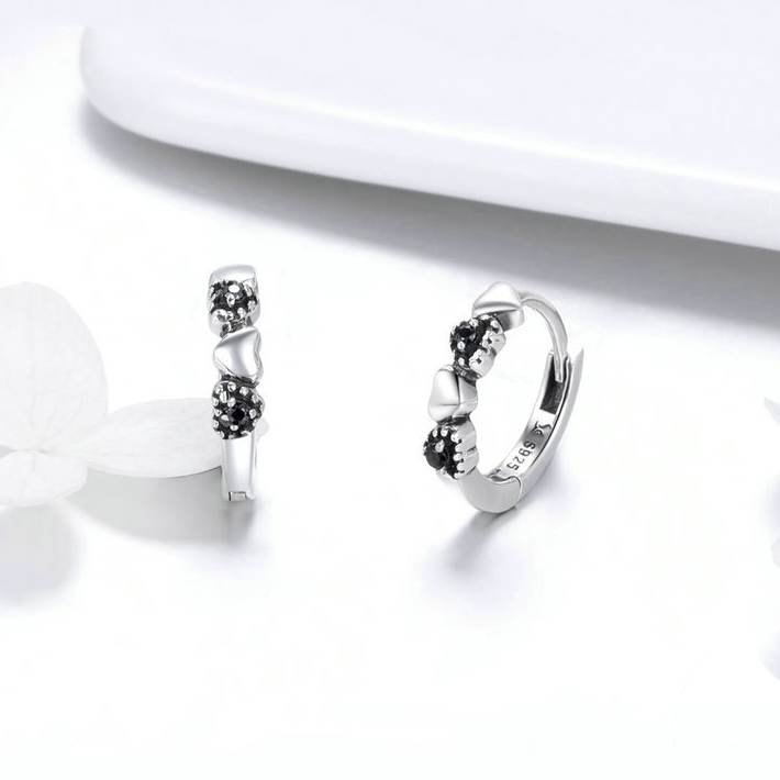 Boucles d’Oreilles Créoles Coeurs en argent 925 plaqué or blanc avec zircons noirs - Photo 3