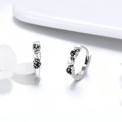 Boucles d’Oreilles Créoles Coeurs en argent 925 plaqué or blanc avec zircons noirs - Photo 3