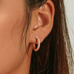 Boucles d’Oreilles Créoles Brillantes en argent 925 plaqué or jaune avec zircons blancs - Photo 2