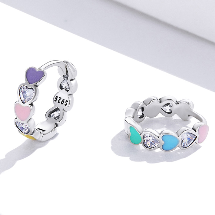 Boucles d’Oreilles Créoles Coeurs en argent 925 plaqué or blanc émaillé à la main avec zircons blancs - Photo 4