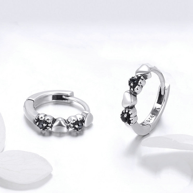 Boucles d’Oreilles Créoles Coeurs en argent 925 plaqué or blanc avec zircons noirs - Photo 4