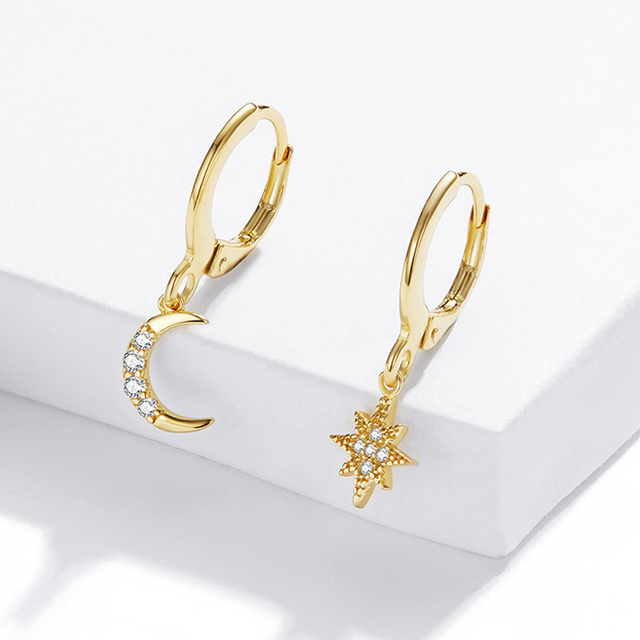 Boucles d'Oreilles Créoles Pendentif Lune et Étoile - Image 4