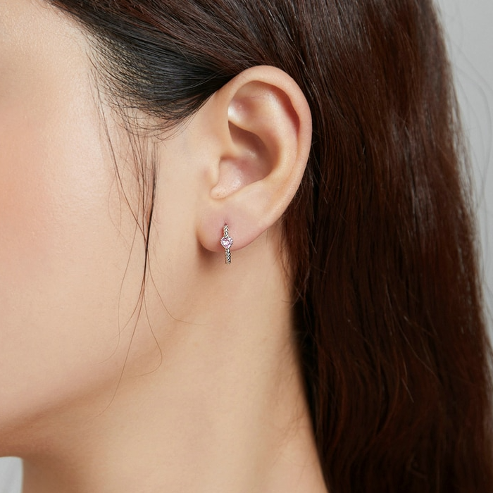 Boucles d’Oreilles Créoles Coeurs en argent 925 plaqué or blanc avec zircons roses - Photo 2