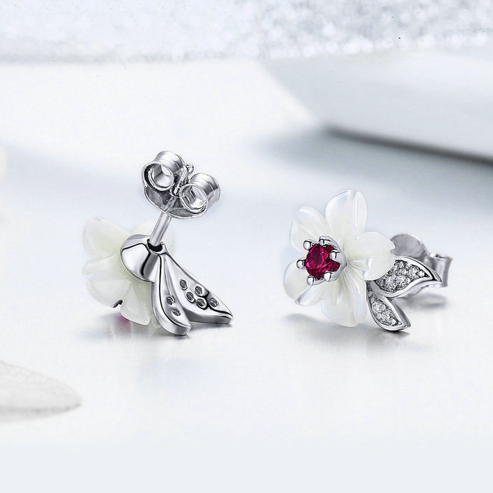 Boucles fleurs rouges blanches